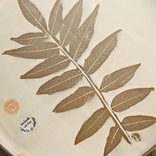 Duży talerz ceramiczny biały z liściem