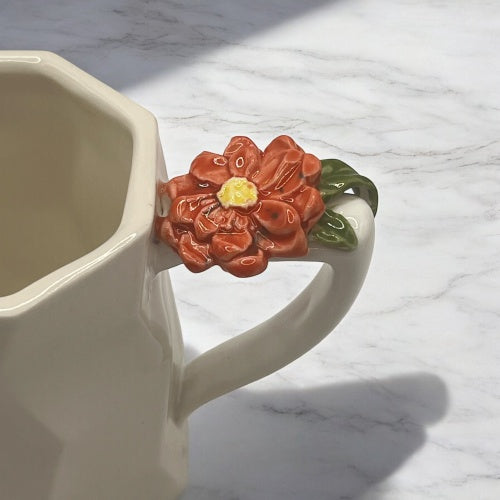 biały porcelanowy kubek z kwiatkiem