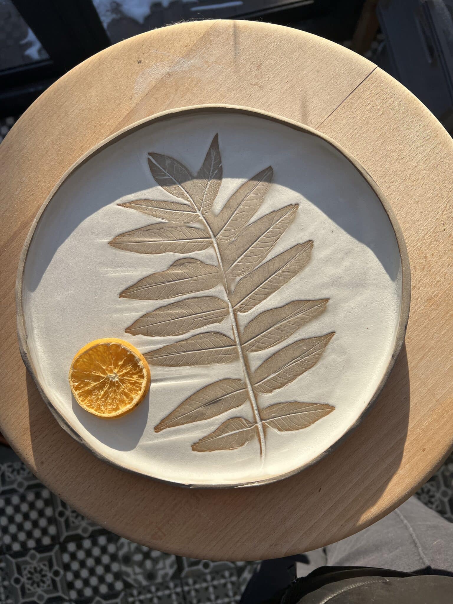 Duży talerz ceramiczny  biały z liściem