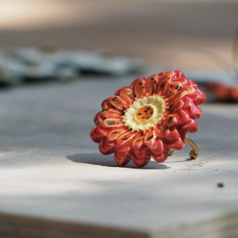 Pierścionek ceramiczny kwiat Gerbera ze złotem