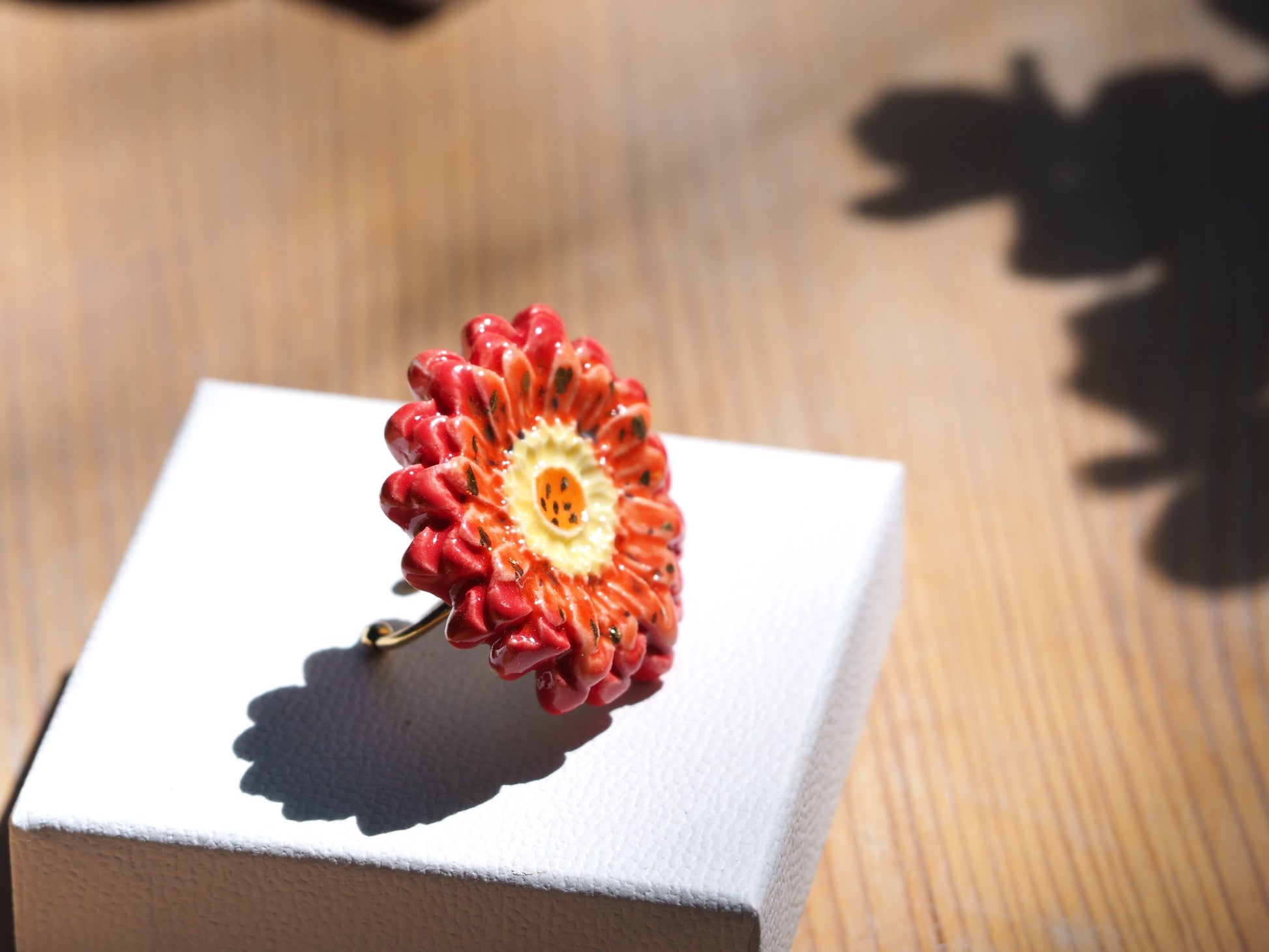 Pierścionek ceramiczny kwiat Gerbera ze złotem