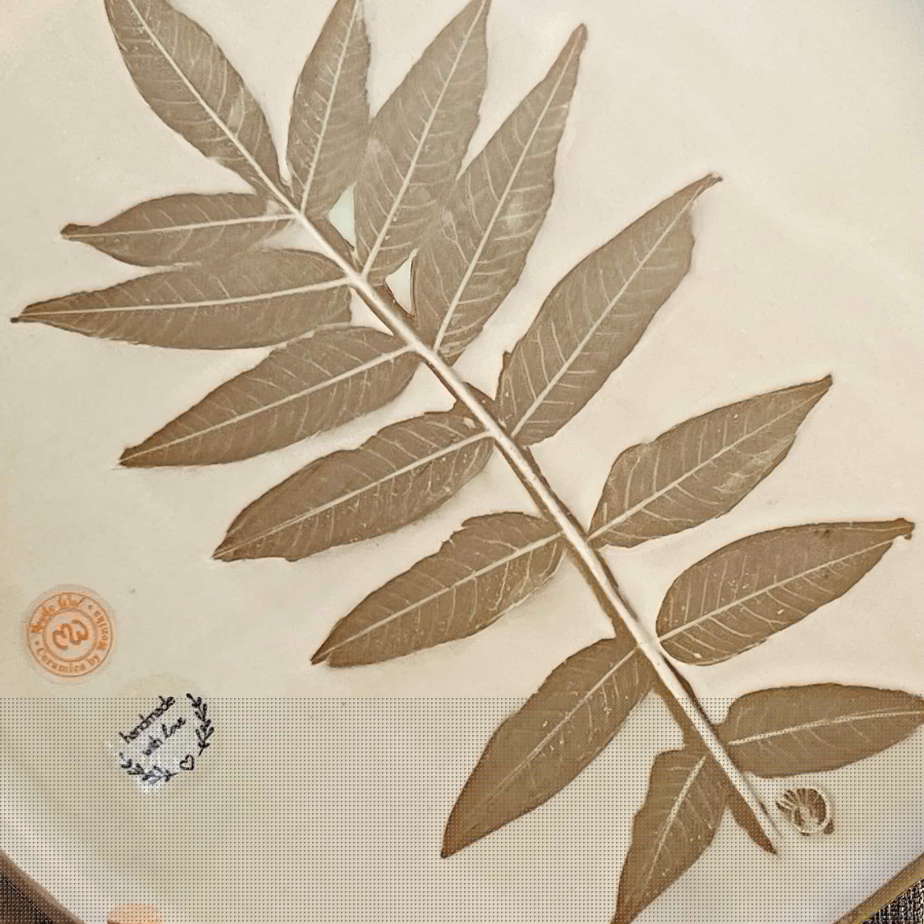 Duży talerz ceramiczny  biały z liściem