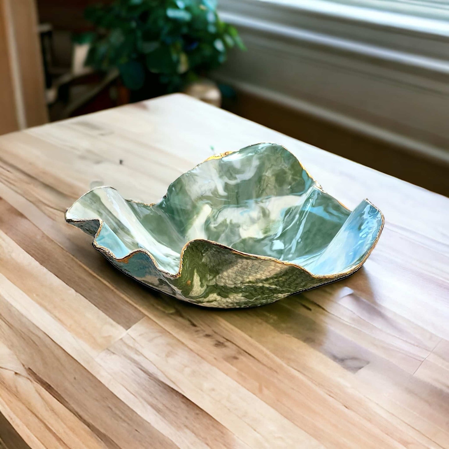 Porcelanowa muszla zdobiona złotem